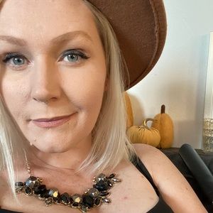 Meet your Posher, Deana lee